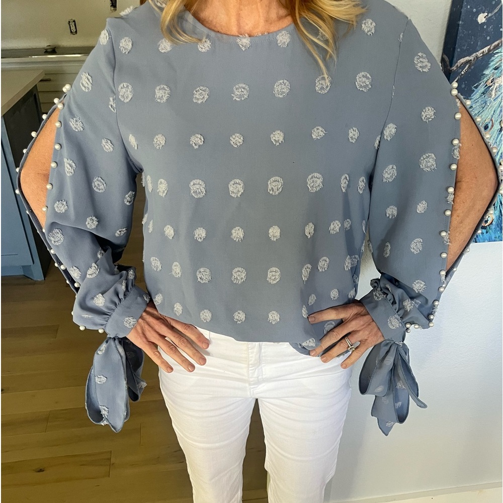 NWT Beautiful Pearl Sleeved Blouse! Size Small!